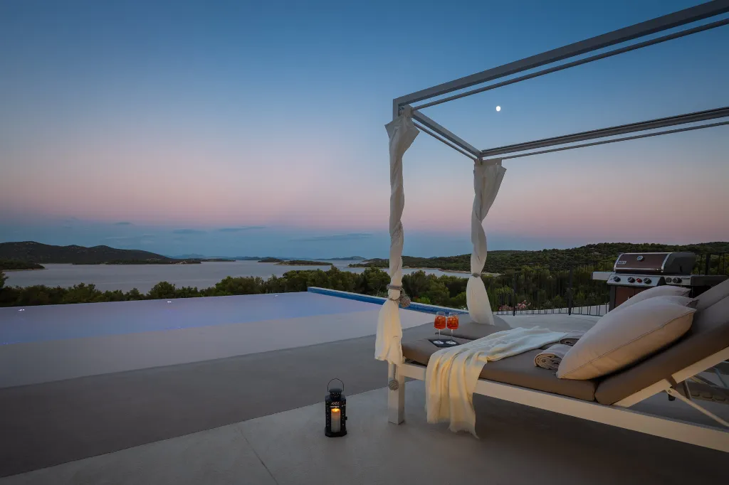 Contemporary 5-Bedroom Villa with Heated Pool, Jezera