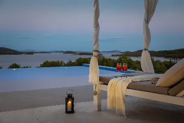 Contemporary 5-Bedroom Villa with Heated Pool, Jezera