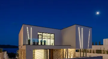Contemporary 5-Bedroom Villa with Heated Pool, Jezera