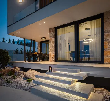 Contemporary 5-Bedroom Villa with Heated Pool, Jezera