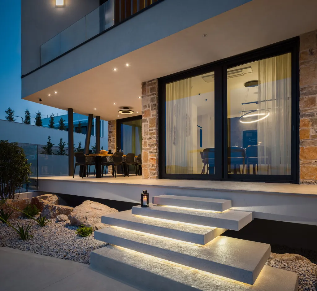 Contemporary 5-Bedroom Villa with Heated Pool, Jezera