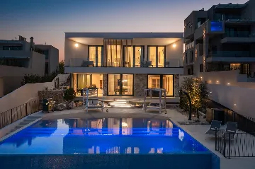 Contemporary 5-Bedroom Villa with Heated Pool, Jezera