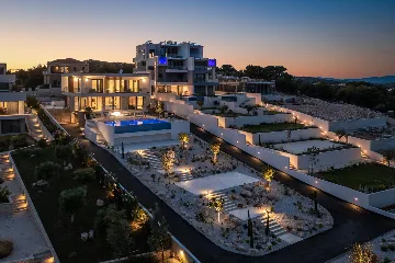 Contemporary 5-Bedroom Villa with Heated Pool, Jezera