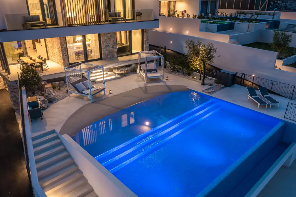 Contemporary 5-Bedroom Villa with Heated Pool, Jezera