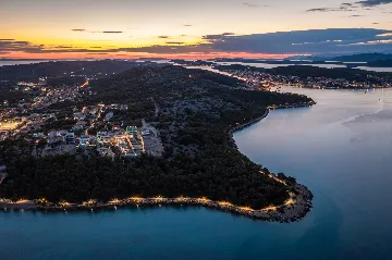 Contemporary 5-Bedroom Villa with Heated Pool, Jezera