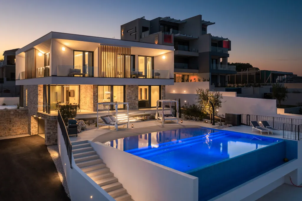 Contemporary 5-Bedroom Villa with Heated Pool, Jezera