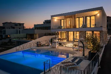 Contemporary 5-Bedroom Villa with Heated Pool, Jezera