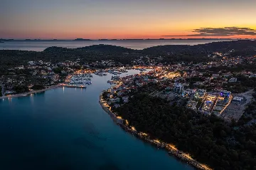 Contemporary 5-Bedroom Villa with Heated Pool, Jezera