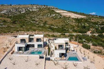Modern Five-Bedroom Villa with Pool in Primošten