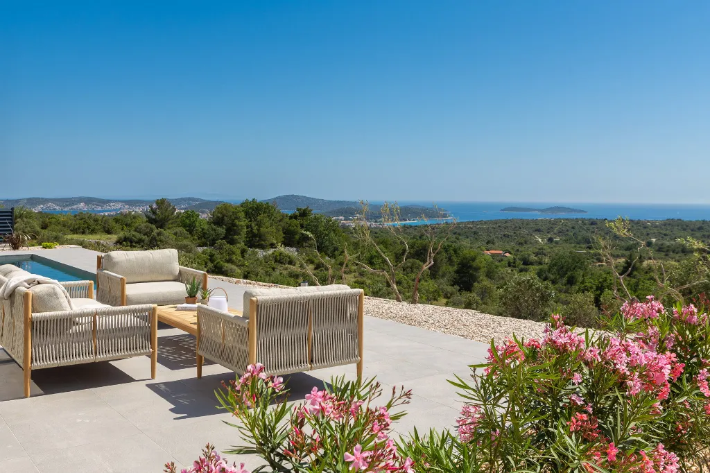 Modern Five-Bedroom Villa with Pool in Primošten