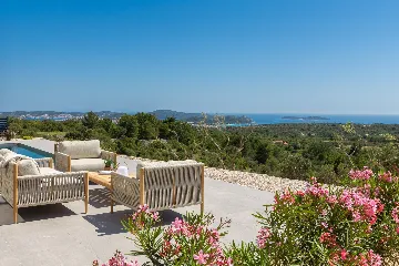 Modern Five-Bedroom Villa with Pool in Primošten