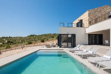 Modern Five-Bedroom Villa with Pool in Primošten