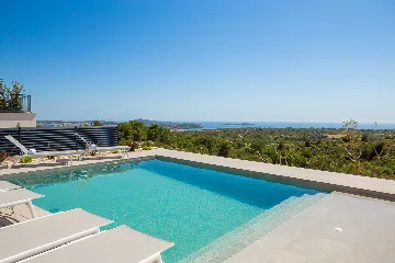 Modern Five-Bedroom Villa with Pool in Primošten