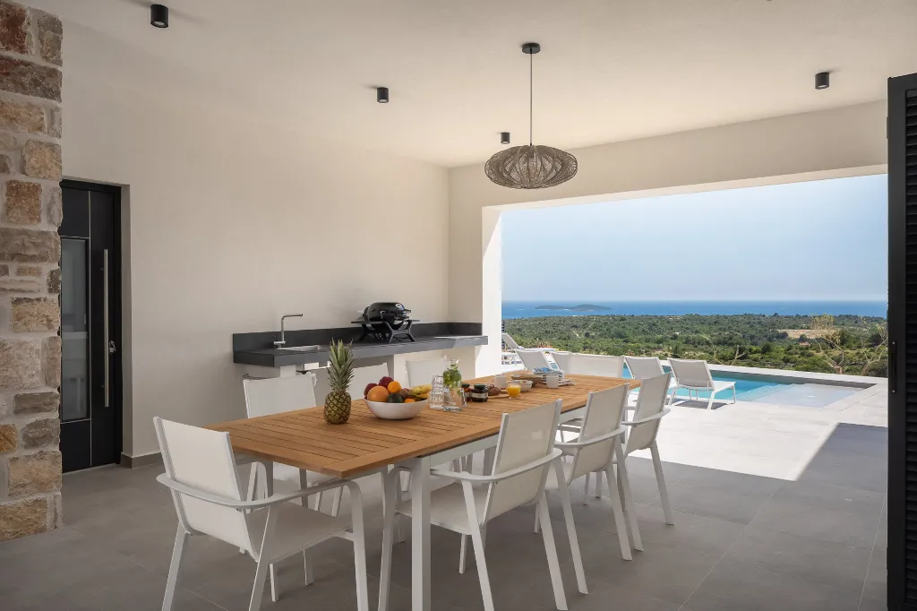 Modern Five-Bedroom Villa with Pool in Primošten