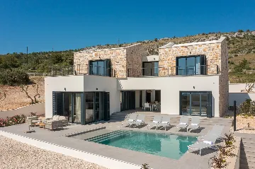 Modern Five-Bedroom Villa with Pool in Primošten