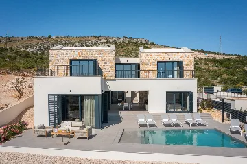Modern Five-Bedroom Villa with Pool in Primošten