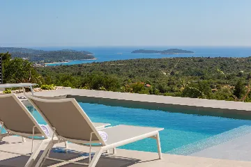 Modern Five-Bedroom Villa with Pool in Primošten