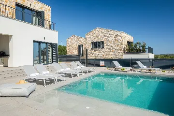 Modern Five-Bedroom Villa with Pool in Primošten