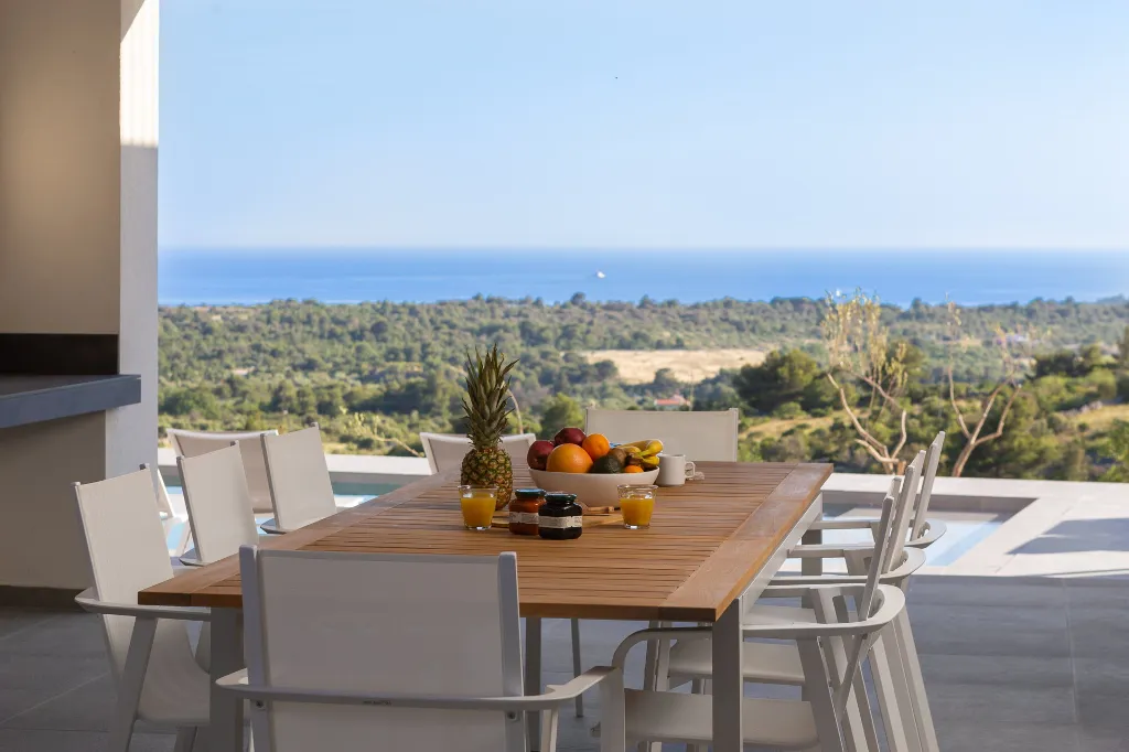 Modern Five-Bedroom Villa with Pool in Primošten