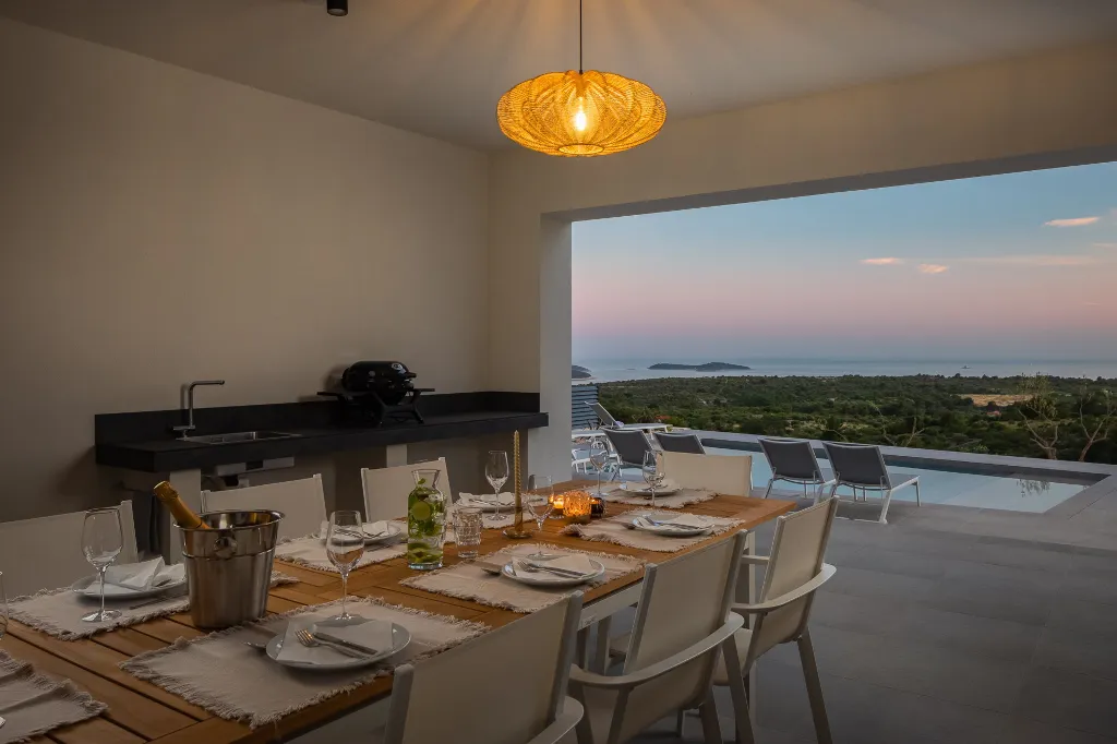 Modern Five-Bedroom Villa with Pool in Primošten