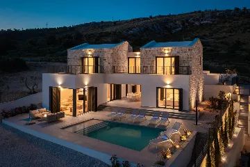 Modern Five-Bedroom Villa with Pool in Primošten