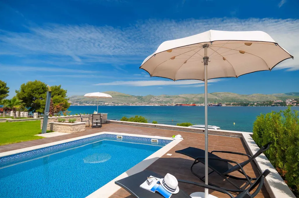 Modern Seaside Villa with Indoor and Outdoor Pools, Okrug Gornji