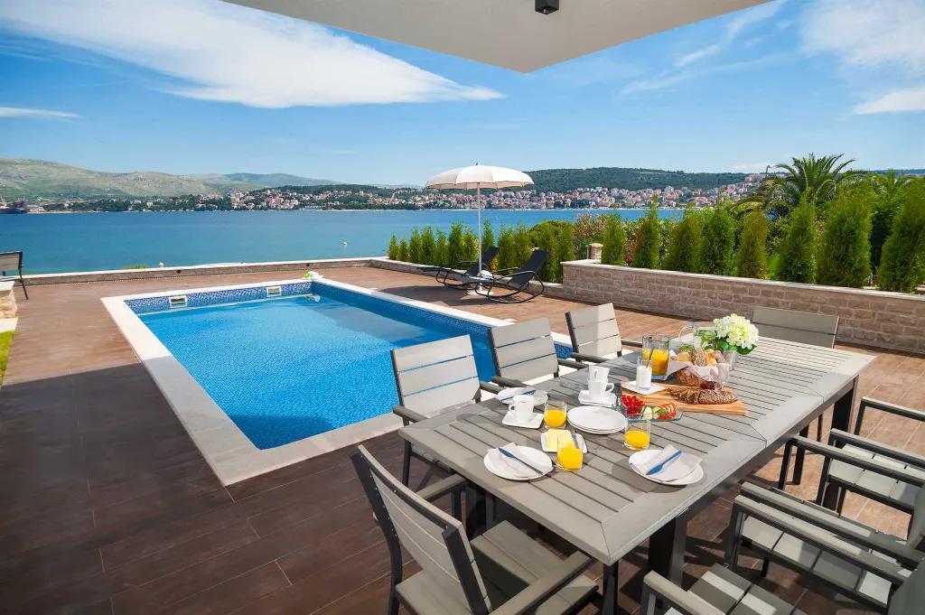 Modern Seaside Villa with Indoor and Outdoor Pools, Okrug Gornji