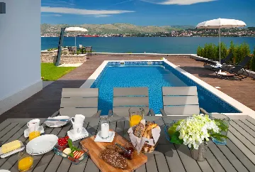 Modern Seaside Villa with Indoor and Outdoor Pools, Okrug Gornji