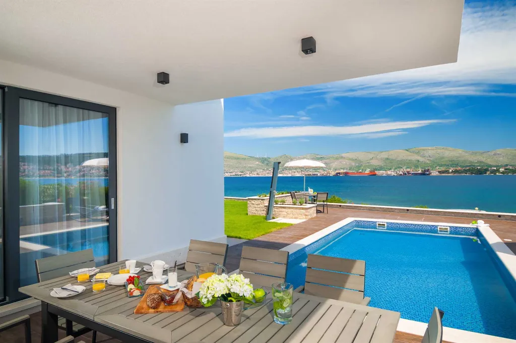 Modern Seaside Villa with Indoor and Outdoor Pools, Okrug Gornji