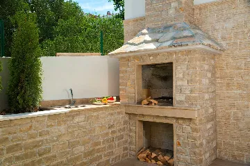 Modern Seaside Villa with Indoor and Outdoor Pools, Okrug Gornji