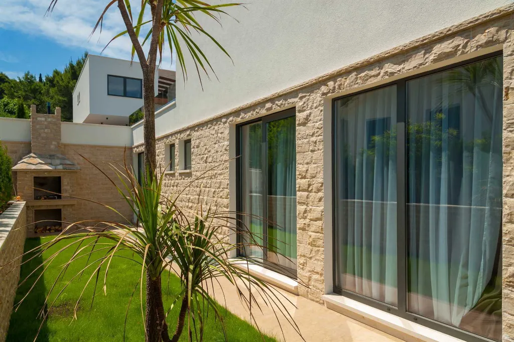Modern Seaside Villa with Indoor and Outdoor Pools, Okrug Gornji