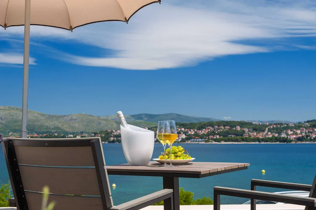 Modern Seaside Villa with Indoor and Outdoor Pools, Okrug Gornji