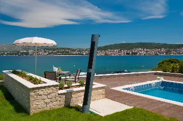 Modern Seaside Villa with Indoor and Outdoor Pools, Okrug Gornji