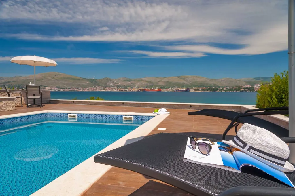 Modern Seaside Villa with Indoor and Outdoor Pools, Okrug Gornji