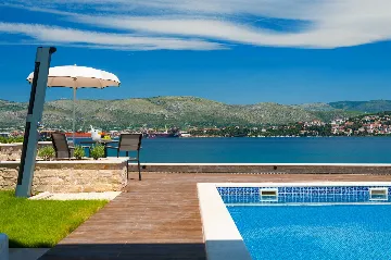 Modern Seaside Villa with Indoor and Outdoor Pools, Okrug Gornji