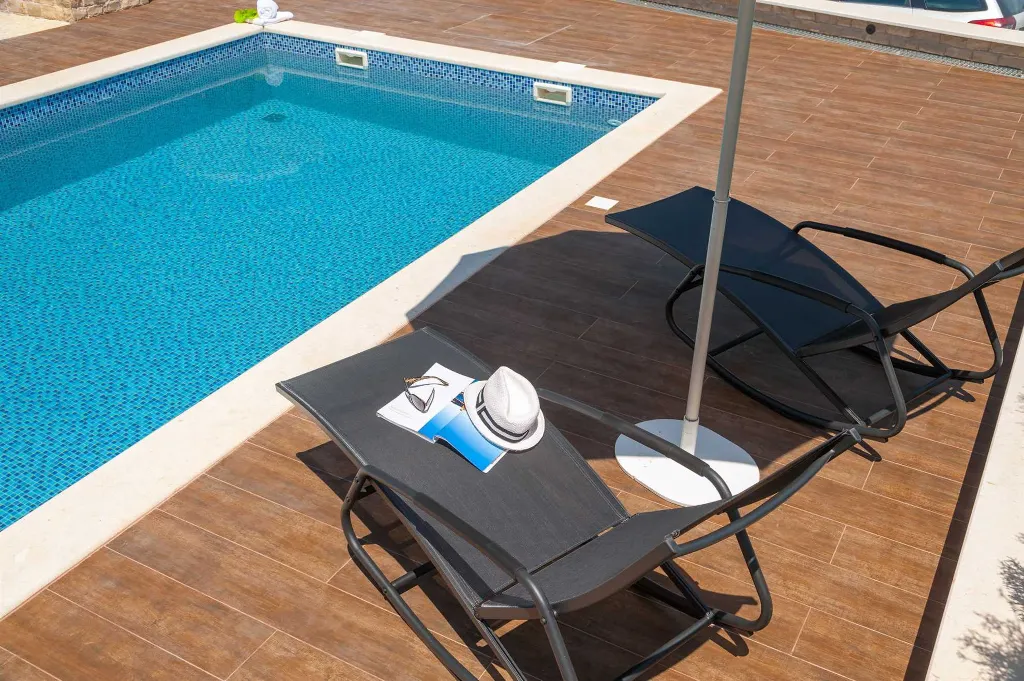 Modern Seaside Villa with Indoor and Outdoor Pools, Okrug Gornji