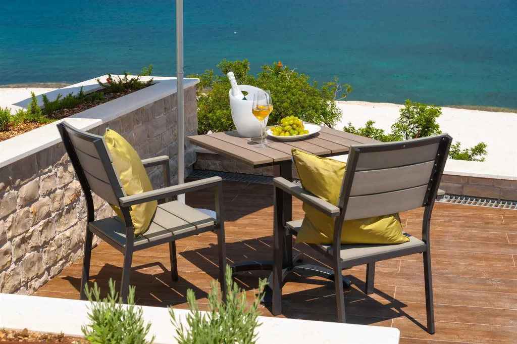 Modern Seaside Villa with Indoor and Outdoor Pools, Okrug Gornji
