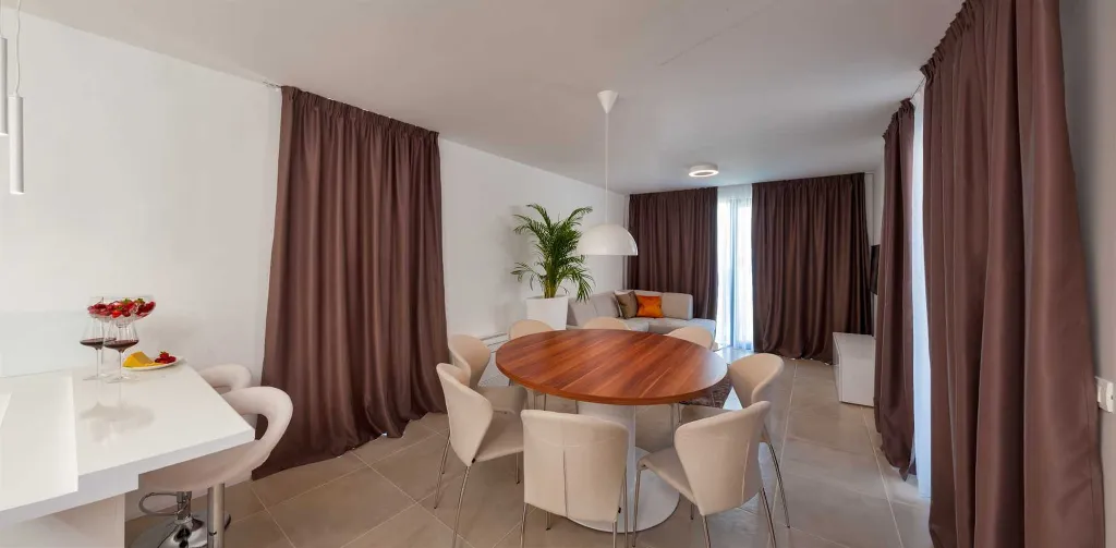 Modern Seaside Villa with Indoor and Outdoor Pools, Okrug Gornji