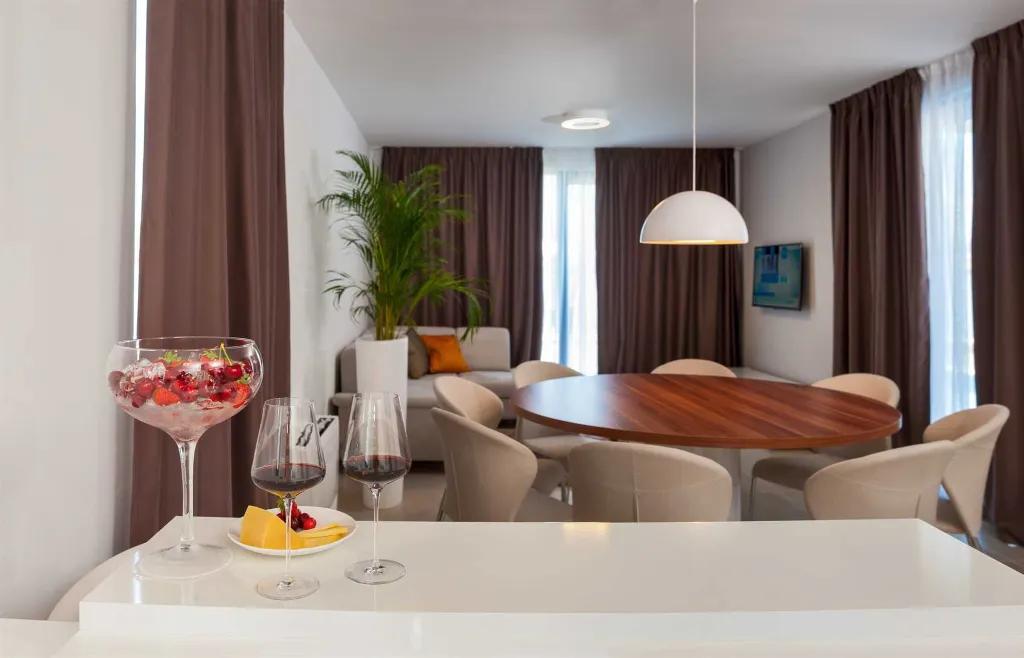 Modern Seaside Villa with Indoor and Outdoor Pools, Okrug Gornji