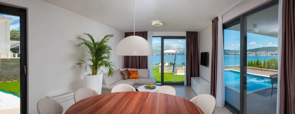 Modern Seaside Villa with Indoor and Outdoor Pools, Okrug Gornji