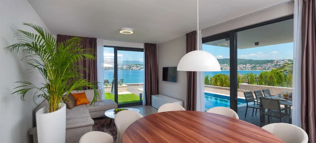 Modern Seaside Villa with Indoor and Outdoor Pools, Okrug Gornji
