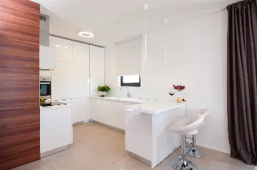 Modern Seaside Villa with Indoor and Outdoor Pools, Okrug Gornji