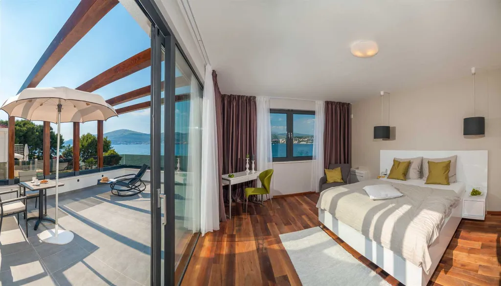 Modern Seaside Villa with Indoor and Outdoor Pools, Okrug Gornji