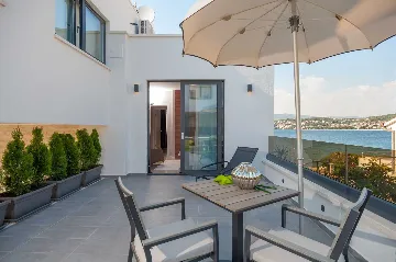 Modern Seaside Villa with Indoor and Outdoor Pools, Okrug Gornji