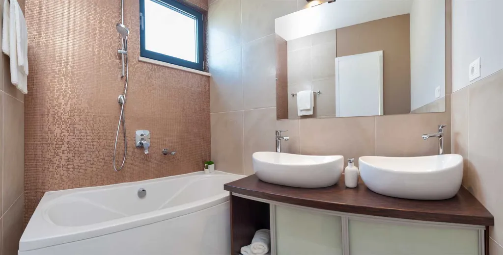 Modern Seaside Villa with Indoor and Outdoor Pools, Okrug Gornji