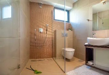 Modern Seaside Villa with Indoor and Outdoor Pools, Okrug Gornji