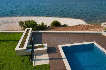 Modern Seaside Villa with Indoor and Outdoor Pools, Okrug Gornji
