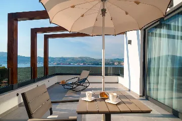 Modern Seaside Villa with Indoor and Outdoor Pools, Okrug Gornji