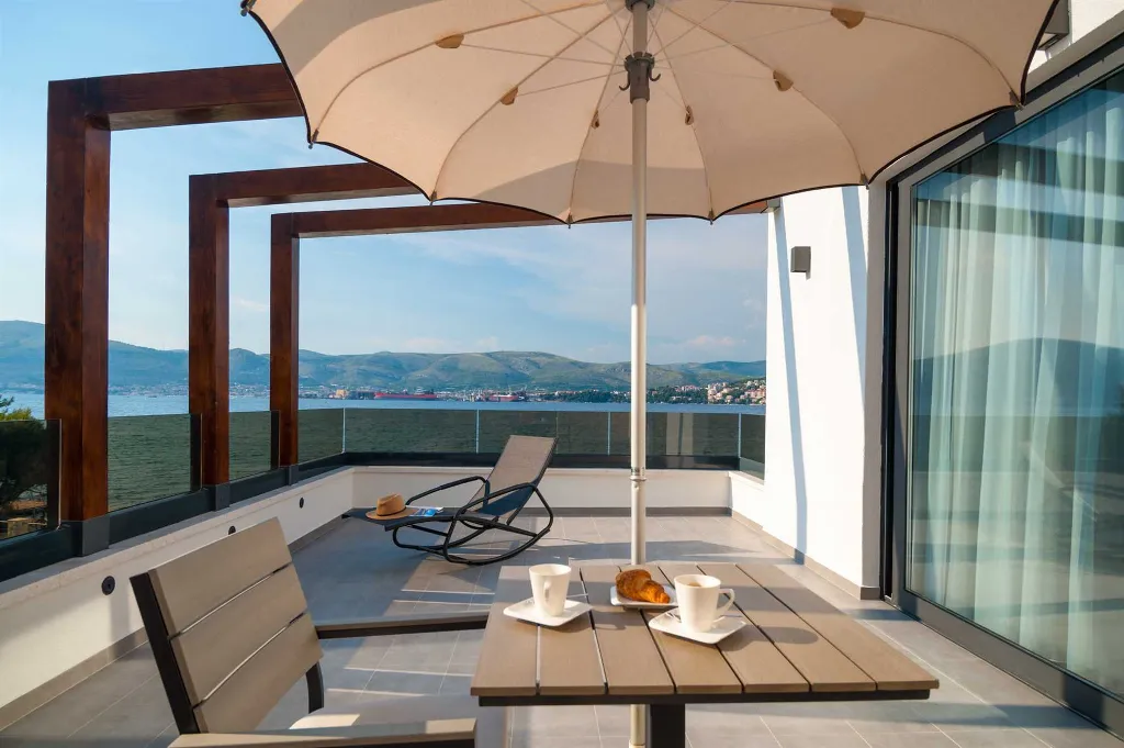 Modern Seaside Villa with Indoor and Outdoor Pools, Okrug Gornji
