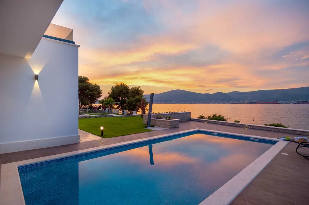 Modern Seaside Villa with Indoor and Outdoor Pools, Okrug Gornji
